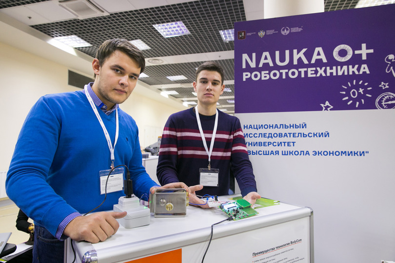 На фестивале NAUKA 0+ студенты МИЭМ показали аналог Google-очков и портативный кардиограф Иллюстрация к новости: На фестивале NAUKA 0+ студенты МИЭМ показали аналог Google-очков и портативный кардиограф