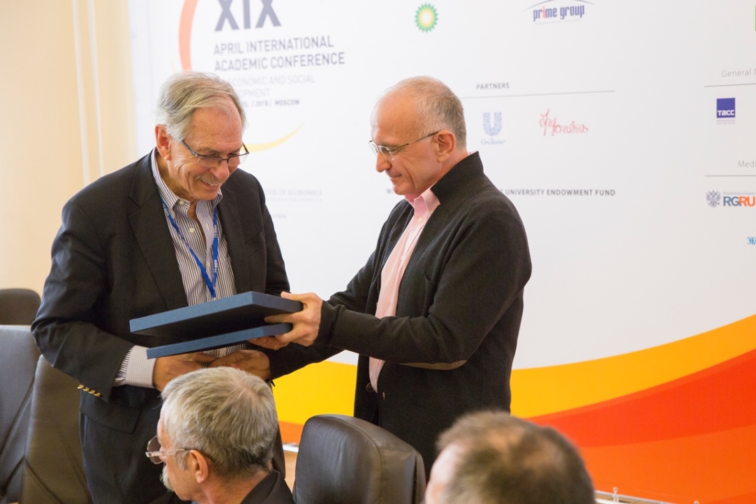 Martin Carnoy and Christian Welzel Awarded HSE Medal Illustration for news: Martin Carnoy and Christian Welzel Awarded HSE Medal
