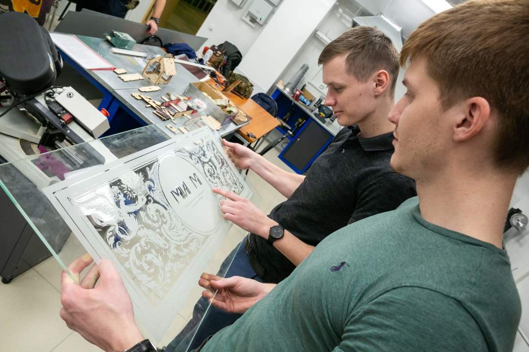 Engraving Darth Vader on Plexiglass: HSE University Opens an Innovation Workshop Illustration for news: Engraving Darth Vader on Plexiglass: HSE University Opens an Innovation Workshop