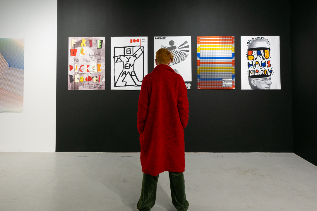 Выставка плакатов биеннале «Золотая пчела» открылась в HSE ART GALLERY Иллюстрация к новости: Выставка плакатов биеннале «Золотая пчела» открылась в HSE ART GALLERY