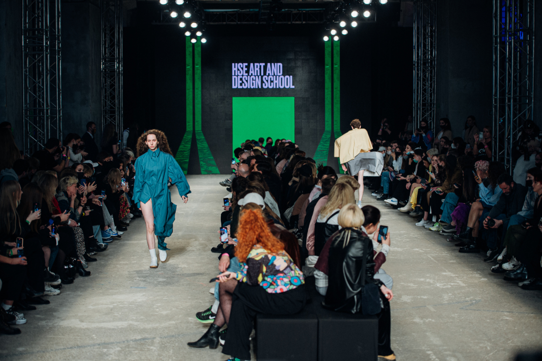 Идеи новых границ: студенты Школы дизайна Вышки приняли участие в Mercedes-Benz Fashion Week Russia Иллюстрация к новости: Идеи новых границ: студенты Школы дизайна Вышки приняли участие в Mercedes-Benz Fashion Week Russia