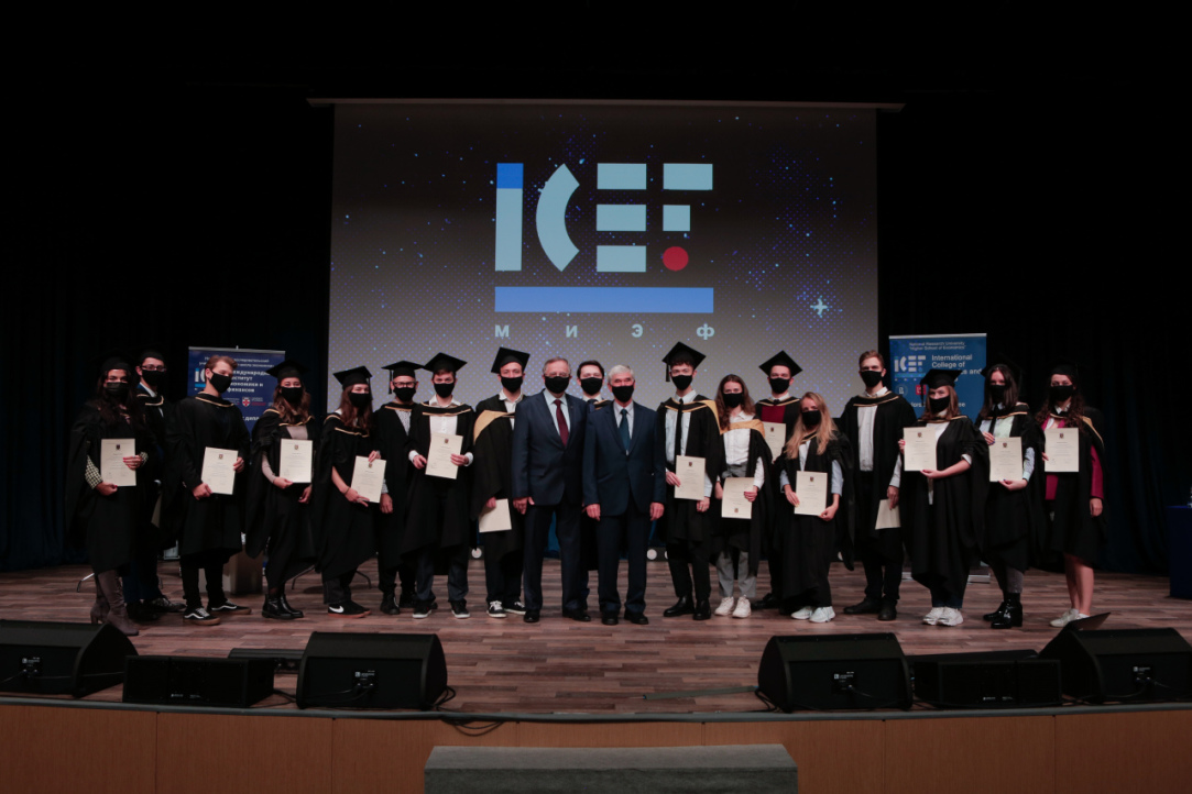 МИЭФ провел выпускную церемонию в Центре культур Вышки Иллюстрация к новости: МИЭФ провел выпускную церемонию в Центре культур Вышки