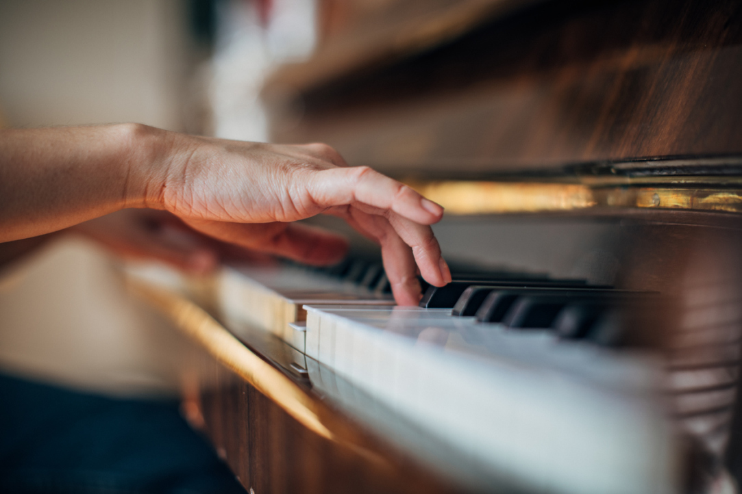 Two-handed Movements Require More Neural Effort As People Grow Older Illustration for news: Two-handed Movements Require More Neural Effort As People Grow Older