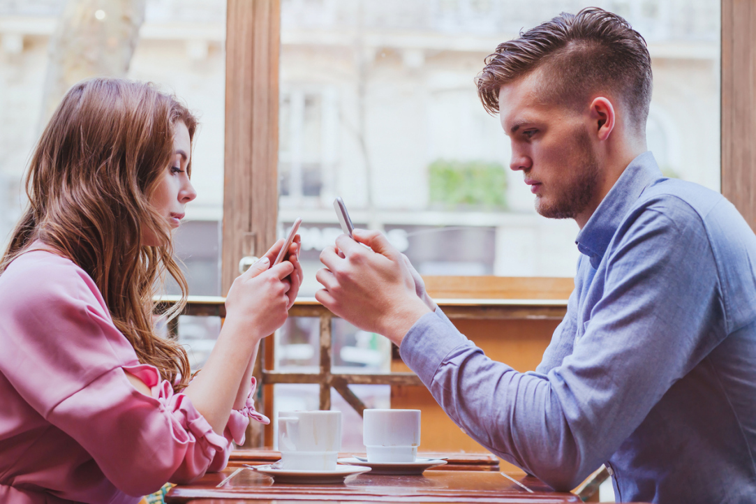 Young Russians Feel ‘Phubbed’ by Friends and Family Illustration for news: Young Russians Feel ‘Phubbed’ by Friends and Family