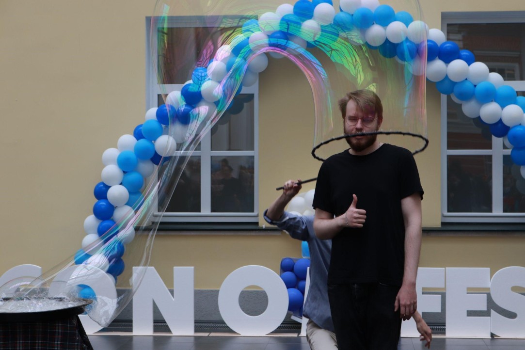 Anti-lectures, Cake and Soap Bubbles: HSE Faculty of Economic Sciences Celebrates Its 30th Anniversary Illustration for news: Anti-lectures, Cake and Soap Bubbles: HSE Faculty of Economic Sciences Celebrates Its 30th Anniversary