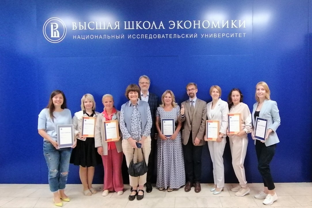 Первым учителям — партнерам НИУ ВШЭ вручены сертификаты факультета социальных наук Иллюстрация к новости: Первым учителям — партнерам НИУ ВШЭ вручены сертификаты факультета социальных наук