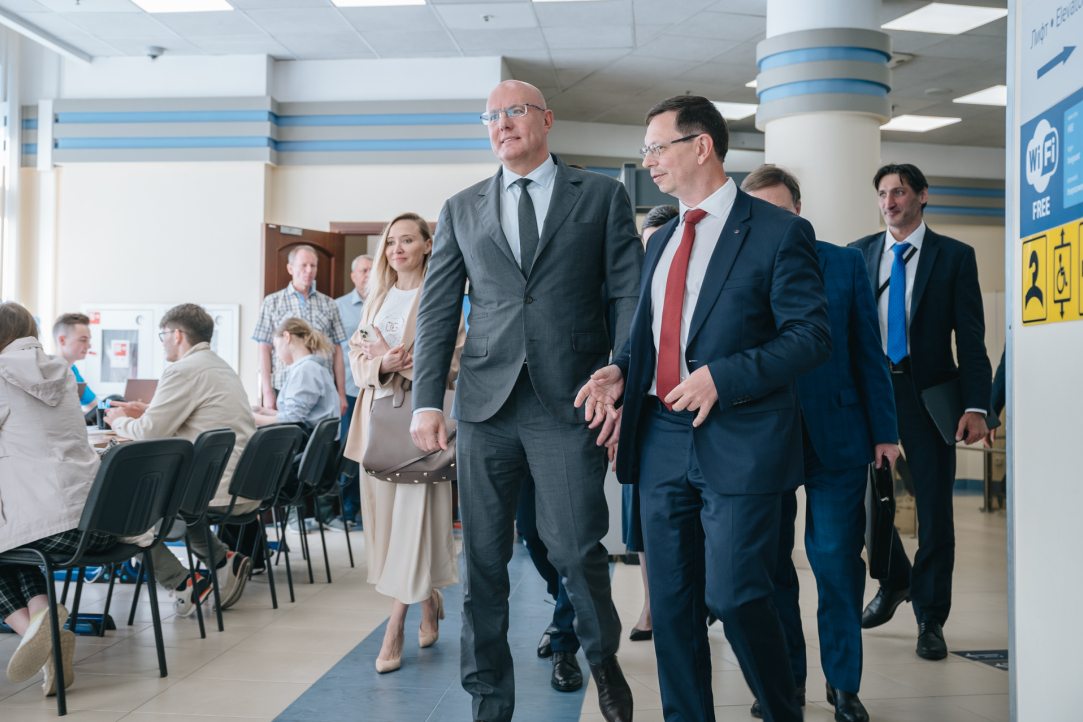 Вице-премьер Дмитрий Чернышенко посетил Высшую школу экономики Иллюстрация к новости: Вице-премьер Дмитрий Чернышенко посетил Высшую школу экономики