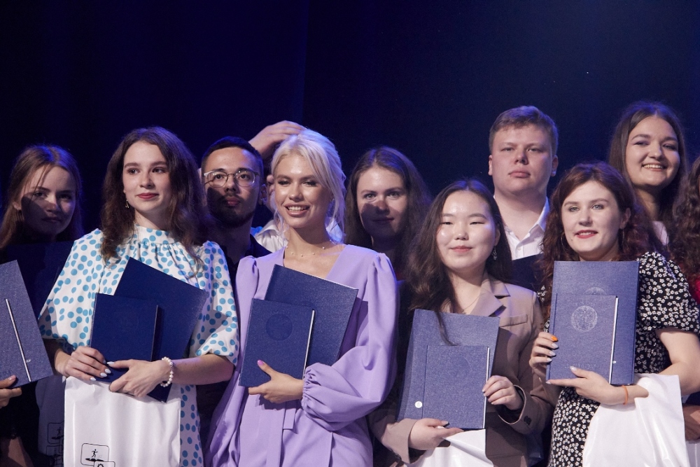 Программы двух дипломов: как НИУ ВШЭ помогает обучать и сохранять специалистов в регионах Иллюстрация к новости: Программы двух дипломов: как НИУ ВШЭ помогает обучать и сохранять специалистов в регионах