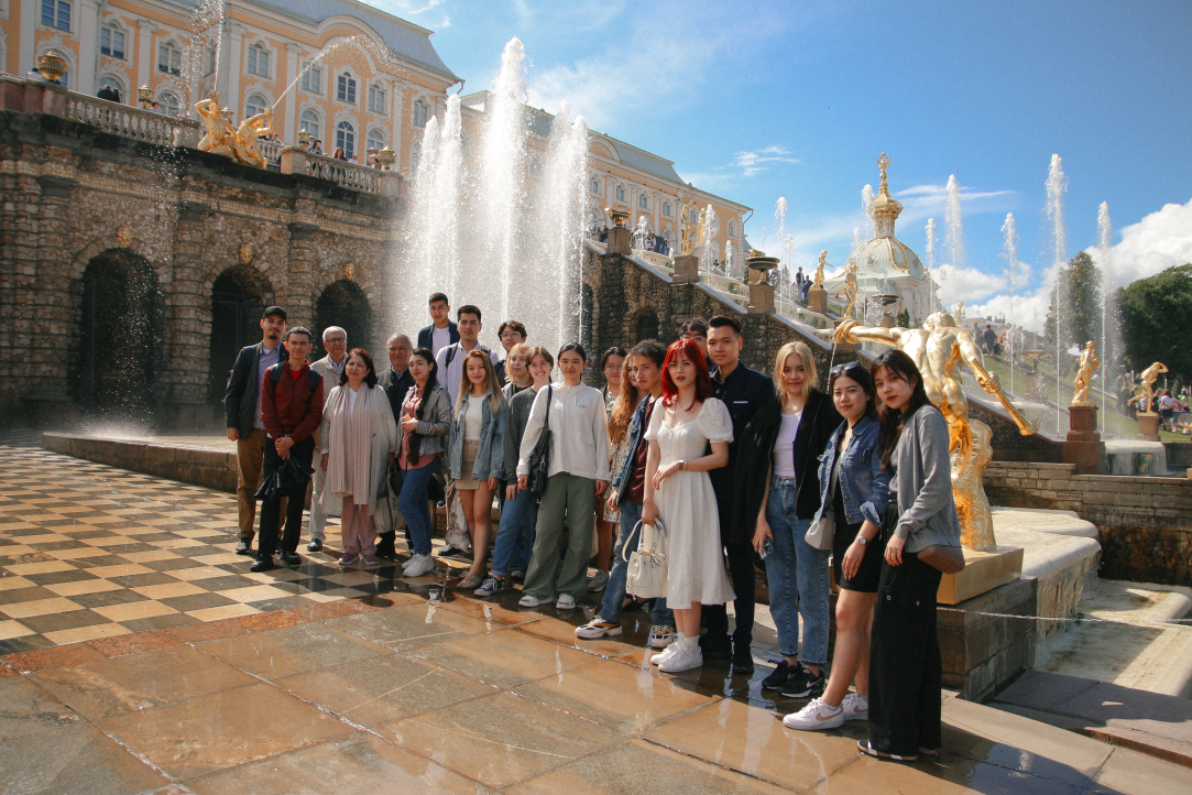 School Ten Thousand Kilometres Away from Home: Students from Thailand at HSE University Illustration for news: School Ten Thousand Kilometres Away from Home: Students from Thailand at HSE University