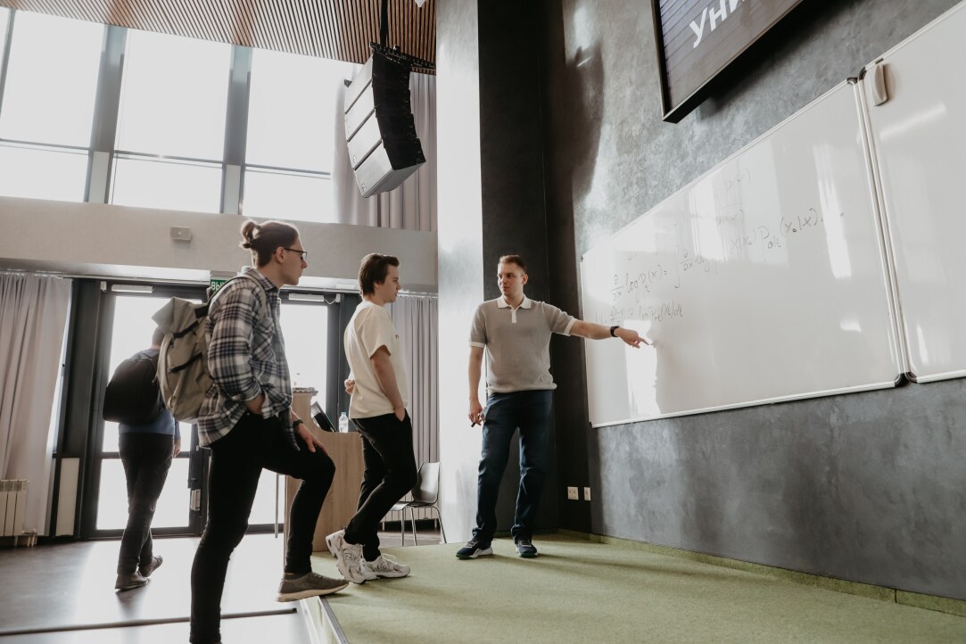 «Цель школы Spring into ML — объединить молодых ученых, занимающихся математикой ИИ» Иллюстрация к новости: «Цель школы Spring into ML — объединить молодых ученых, занимающихся математикой ИИ»
