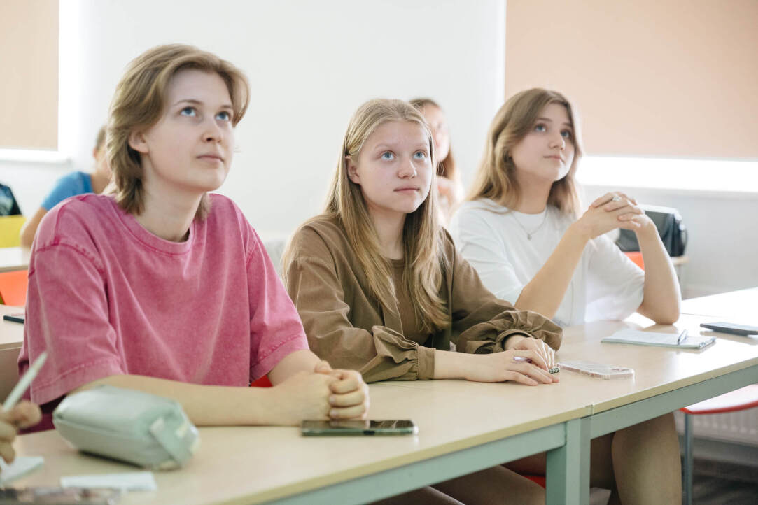 Нескучная учеба: зачем Вышка проводит летние школы для старшеклассников Иллюстрация к новости: Нескучная учеба: зачем Вышка проводит летние школы для старшеклассников