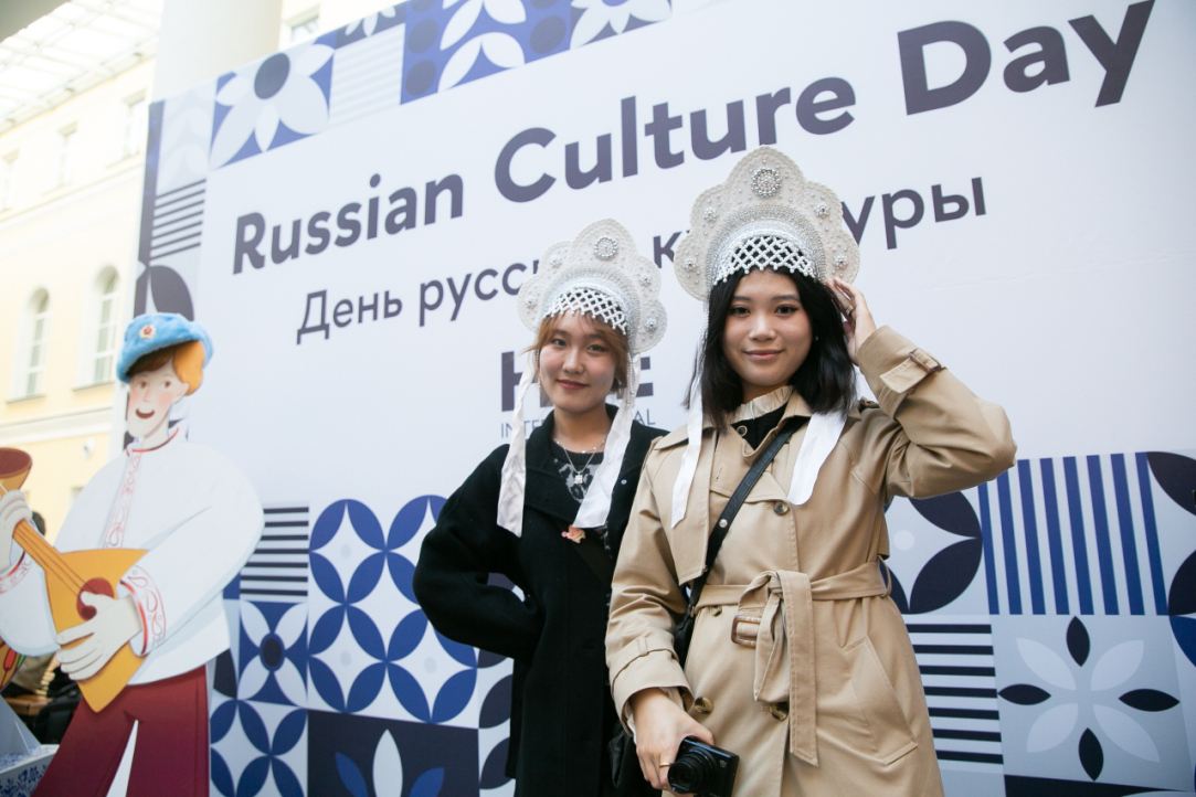 Баранки, кокошники, лыковые куклы: День русской культуры прошел в НИУ ВШЭ Иллюстрация к новости: Баранки, кокошники, лыковые куклы: День русской культуры прошел в НИУ ВШЭ